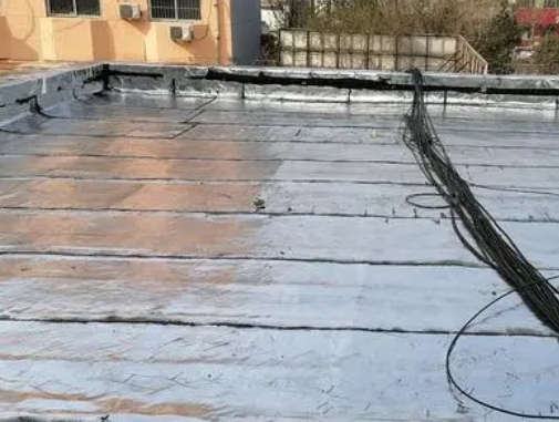 泰宁卫生间漏水维修公司分享下泰宁屋面楼顶防水刚性防水层施工要点。